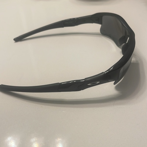 New never used Oakley sunglasses polarised. Frame black lenses grey tent. - Picture 4 of 7